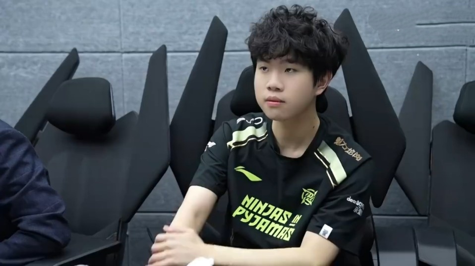 扑克策略的底层逻辑（扑克策略的核心原理）