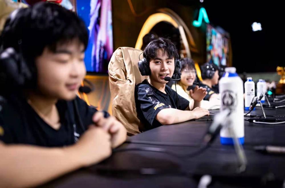 屋漏偏逢连夜雨，LGD教练xiao8前妻指责：他出轨还涉赌